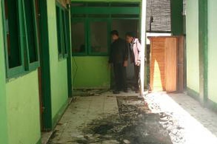 Petugas kepolisian dari Polres Kendari tengah mengidentifikasi kerusakan sejumlah fasilitas kantor DPW PPP Sultra pasca penyerangan orang tak dikenal