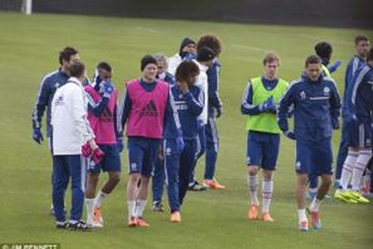 Sejumlah pemain Chelsea saat melakukan latihan di Cobham Training Centre, Selasa (21/1/2014). 
