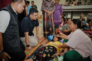 Tinjau Banjir dan Longsor di Tapteng, Bobby Nasution Soroti Lokasi Pengungsian