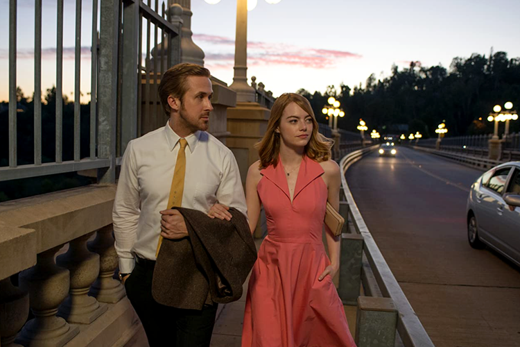 Emma Stone dan Ryan Gosling dalam film drama musikal La La Land (2016).