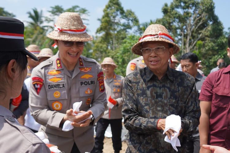Polisi Jadi Inisiator Tanam Bawang Putih di Bali, Koster: Bagus Sekali Aksi Ini