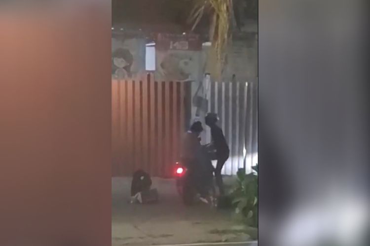 Potongan video seorang pria yang viral lantaran melakukan aksi penganiayaan terhadap sang kekasih di pinggiran jalan di Kota Makassar, Sulsel.