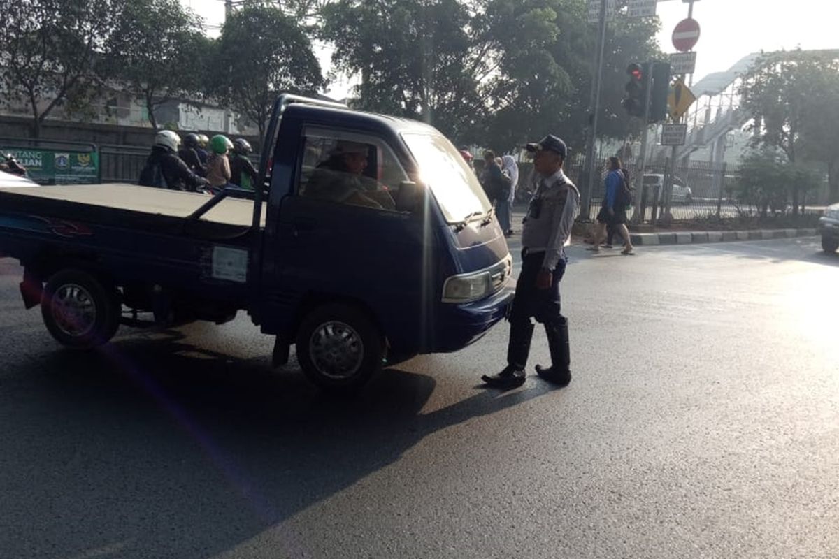 Andilous Richard, seorang petugas Suku Dinas Perhubungan Jakarta Timur nyari tertabrak mobil yang menerobos lampu merah di simpang Jalan I Gusti Ngurah Rai, Cakung, Jakarta Timur, Jumat (20/9/2019).