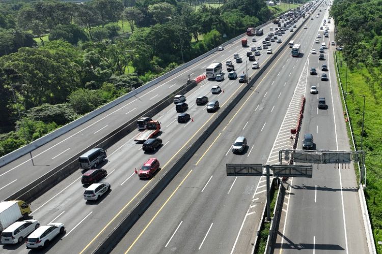 Ilustrasi arus lalu lintas kendaraan di jalan tol.