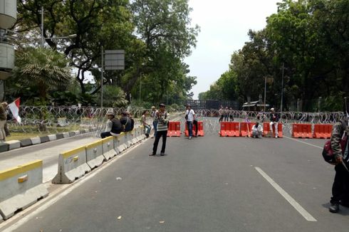Jalan Menuju Istana Diblokade Polisi, Massa Mujahid 212 Aksi di Patung Kuda