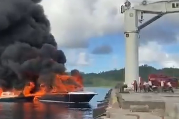 2 Speedboat Perusahaan Kayu Terbakar di Kepulauan Sula, Satu ABK Terluka