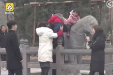 Kelakuan Wisatawan di China Nekad Naiki Patung Kuda Usia 1.000 Tahun