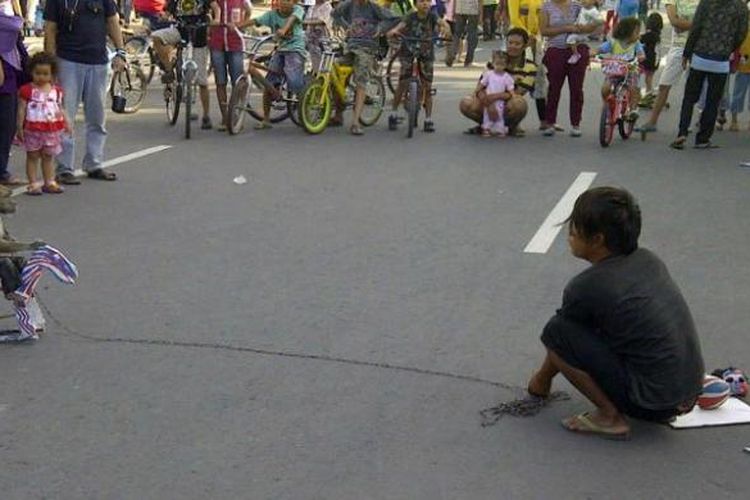 Atraksi topeng monyet saat hari bebas kendarabn bermotor di salah satu jalan di Semarang, Minggu (17/3/2013).