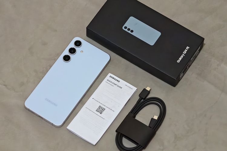 Samsung Galaxy S24 FE hadir dengan isi kemasan yang minimalis. Hanya ada perangkat, kabel USB-C ke USB-C, sim ejector, dan kartu garansi.