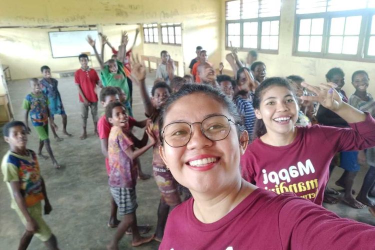 Situasi sekolah di SDN Atti, tampak para siswa sekolah tanpa seragam dan alas kaki, Mappi, Papua