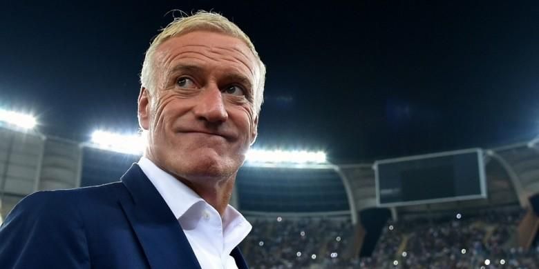 Pelatih Perancis, Didier Deschamps, tersenyum dalam pertandingan persahabatan melawan Italia di Stadion San Nicola, Bari, Italia, 1 September 2016.