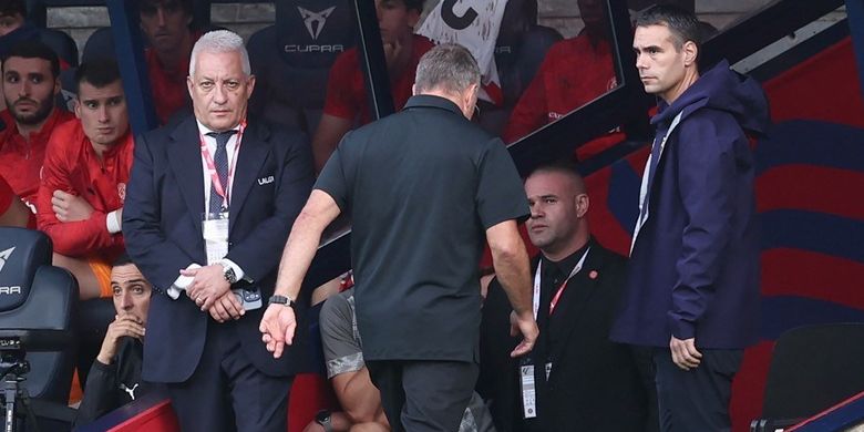 Pelatih Barcelona Hansi Flick diusir wasit pada laga Liga Spanyol antara FC Barcelona dan Girona FC di Estadi Olimpic Lluis Companys di Barcelona pada 18 Oktober 2025.