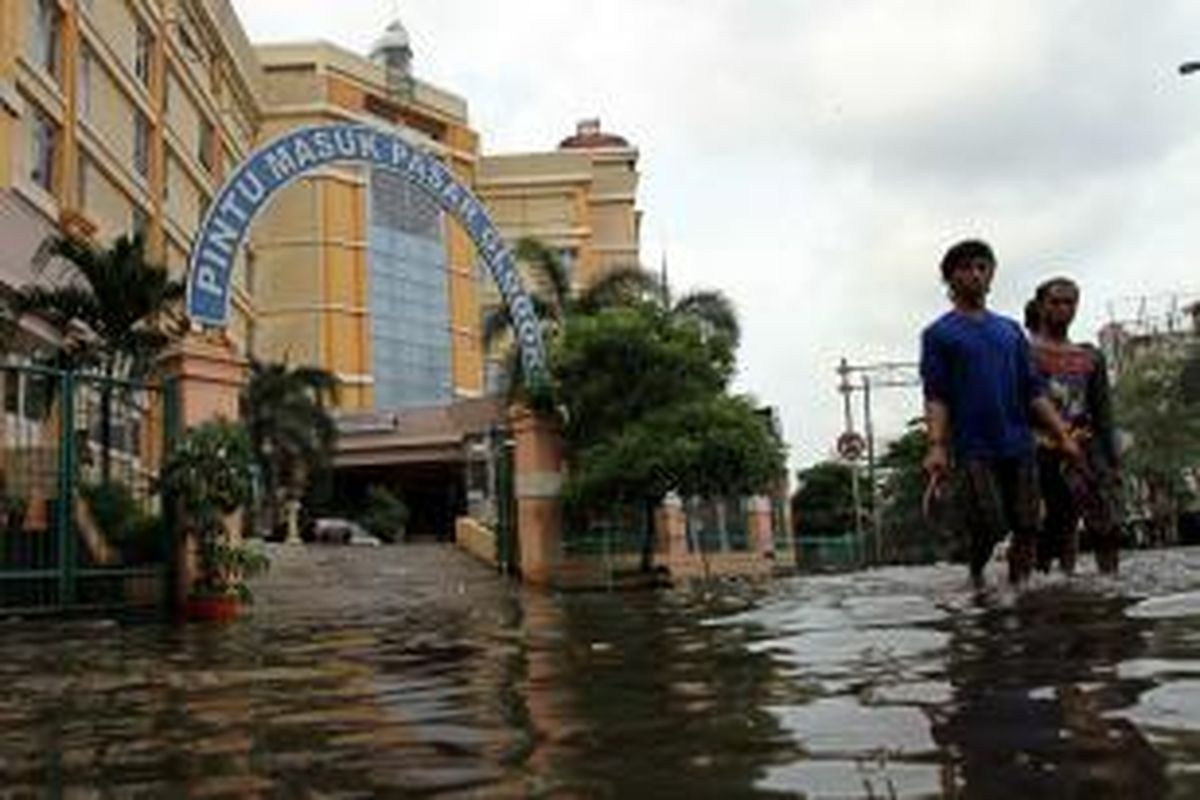 Jalan Pintu Besar Selatan di depan Plaza Glodok Jakarta Barat saat tergenang banjir setinggi pada Senin (21/1/2013). Di awal tahun 2014, genangan banjir masih terus melanda kawasan pertokoan ini. Akibatnya, para pedagang merugi.