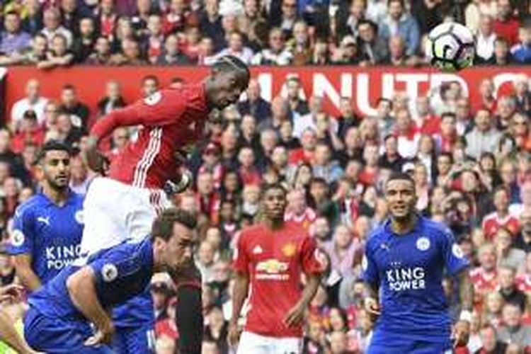 Gelandang Manchester United, Paul Pogba, melepaskan sundulan yang berujung gol ke gawang Leicester City, di Stadion Old Trafford, Sabtu (24/9/2016).