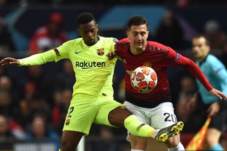 Nelson Semedo mencoba menahan laju Diogo Dalot pada pertandingan Manchester United vs Barcelona dalam perempat final Liga Champions di Stadion Old Trafford, 10 April 2019. 