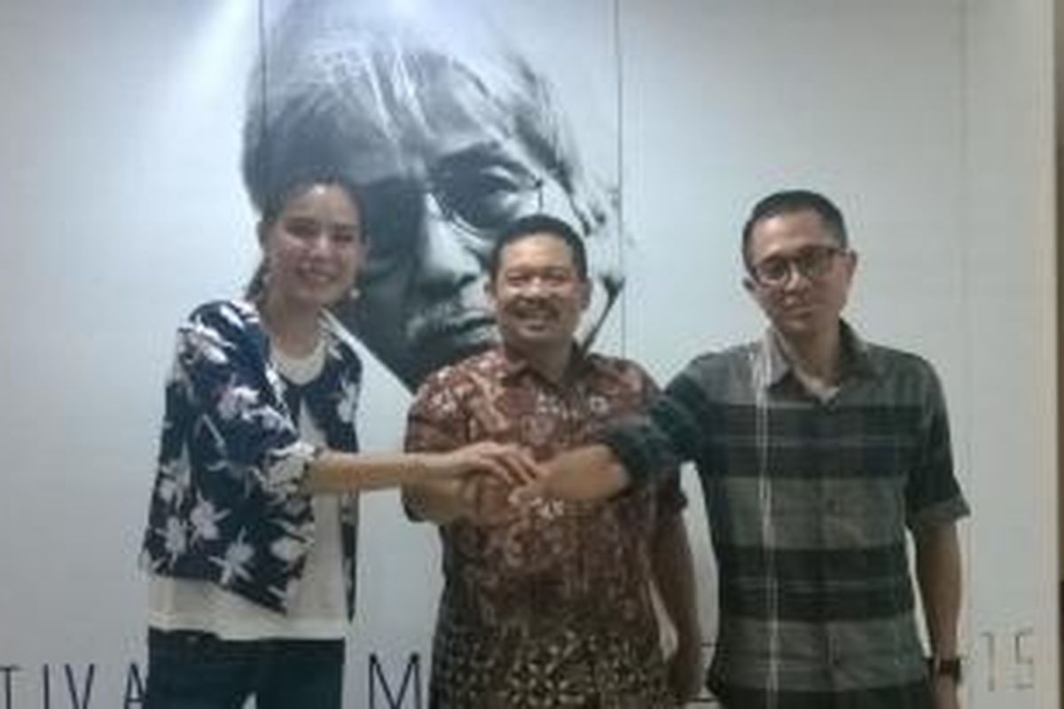 Ketua FFI 2015, Olga Lydia (kiri) dan juru bicara FFI 2015 Lukman Sardi (kanan) diabadikan ketika meresmikan media center FFI 2015 bersama Sekjen Kemndikbud, Didik Suhardi (tengah) di Gedung C Kemendikbud, Sudirman, Jakarya Pusat, Selasa (27/10/2015).