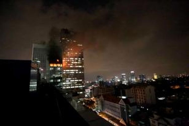 Kebakaran melanda Wisma Kosgoro, Jalan Thamrin, Jakarta Pusat, Senin (9/3/2015) malam. Lalu lintas di sekitar lokasi kebakaran padat merayap. Penyebab kebakaran belum diketahui.