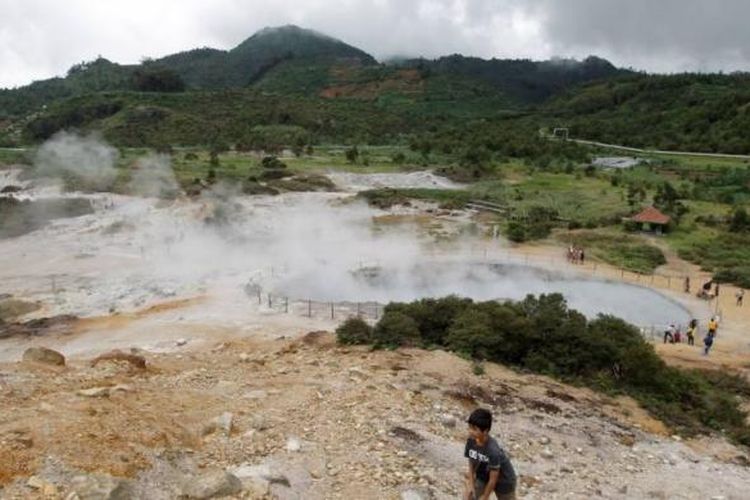 Kawah Sikidang di Dieng, Banjarnegara, Jawa Tengah, Selasa (27/12/2011). Kawah ini adalah kawah vulkanik dengan lubang kepundan berada di daerah dataran sehingga kawah dapat disaksikan langsung dari bibir kawah.