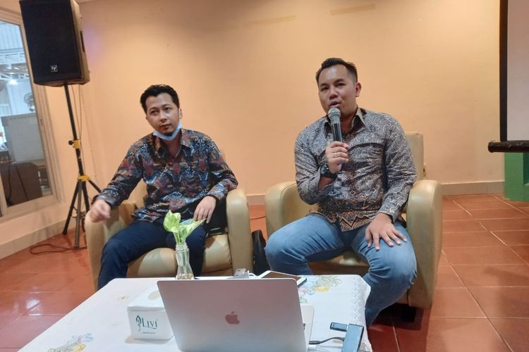 Dua peneliti dari LSI Denny JA dan JPI, Peneliti LSI Denny JA, Fadhli Fakhri Fauzan (kanan) dan Gerry (kiri) saat merilis hasil survei Pilkada Kota Samarinda, Kaltim, Jumat (4/12/2020). 