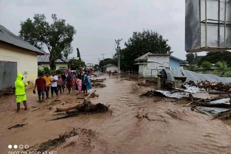 Foto : Banjir memporakporandakan rumah warga di Kabupaten Flores Timur, NTT, Minggu (4/4/2021).