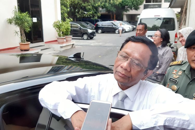 Menteri Koordinator Bidang Politik, Hukum, dan HAM (Menko Polhukam) Mahfud MD usai bertemu Kepala Badan Nasional Penanggulangan Terorisme (BNPT) Komjen Suhardi Alius di kantor Menko Polhukam, di Jalan Medan Merdeka Barat, Jakarta, Senin sore (18/11/2019).