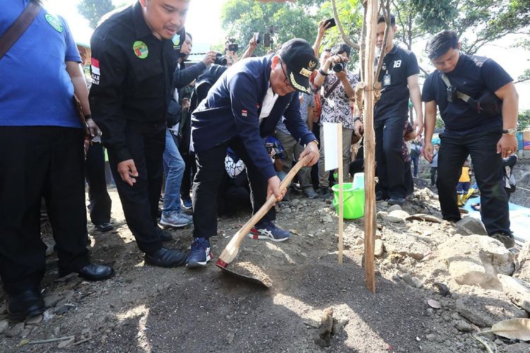 Wali Kota Bandung secara simbolis menanam pohon dalam kegiatan Bandung Menanam Jilid 1 di Kolam Retensi Kelurahan Rancabolang, Kecamatan Gedebage, Kota Bandung, Kamis (21/11/2019).