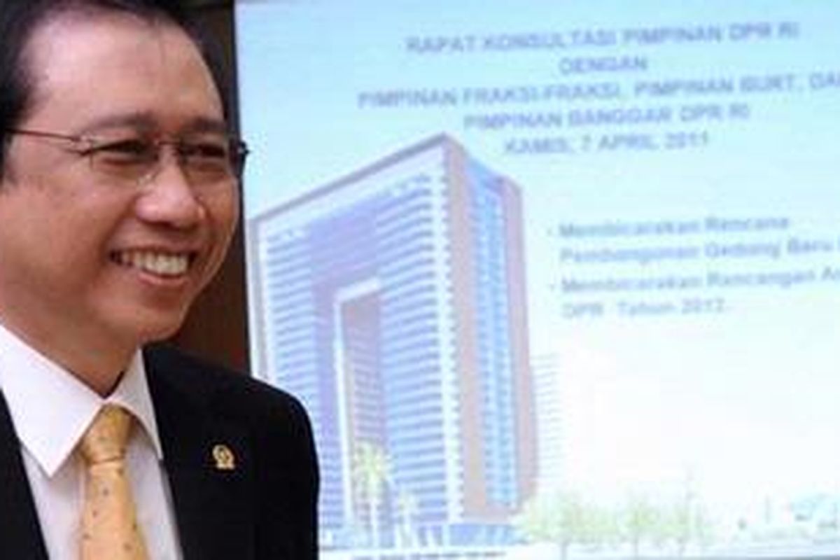 Ketua DPR, Marzuki Alie sebelum memimpin rapat konsultasi pimpinan fraksi DPR dengan pimpinan fraksi-fraksi, pimpinan badan urusan rumah tangga, dan pimpinan badan anggaran DPR di Gedung DPR, Jakarta, Kamis (7/4/2011). Rapat pimpinan tersebut membahas rencana pembangunan gedung baru DPR.