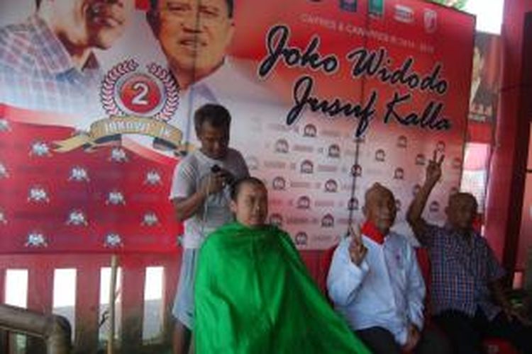 Relawan Jokowo-JK melakukan aksi cukur gundul di Posko PDIP Kabupaten Semarang di Ungaran, Kamis (10/7/2104)siang. Aksi itu bagian dari nadzar (janji) apabila 
Jokowi-JK menang pada Pilpres 2014 