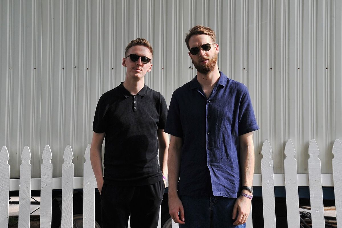 Duo musisi James Hatcher (kiri) and Andy Clutterbuck yang tergabung dalam Honne berpose di 2017 Panorama Music Festival di Randalls Island, New York City, pada 28 Juli 2017.  