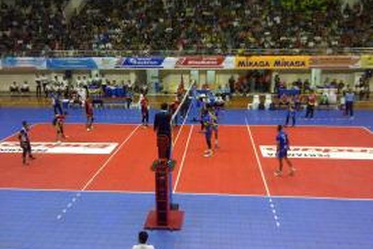 Tim putra Surabaya Samator dan Jakarta Electric PLN saling berhadapan pada lanjutan laga putaran pertama pekan ketiga Proliga 2015 yang berlangsung di GOR Ken Arok Malang, Minggu (22/2/2015).