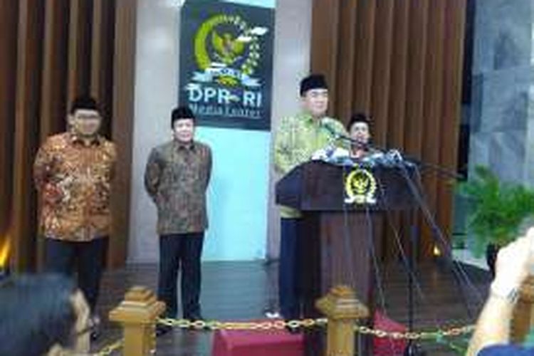 Ketua DPR Ade Komarudin jumpa pers di DPR membaca pernyataan pers terkait rencana pergantian Ketua DPR