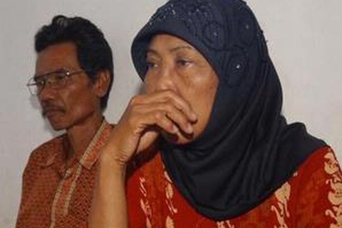 bu pelaku pembunuhan berantai asal Jombang Jawa Timur Very Idham Henyansyah alias Ryan, Kasiatun(52) bersama suaminya Ahmad Sodikun (62) saat di Mapolres Jombang, Rabu (30/7).