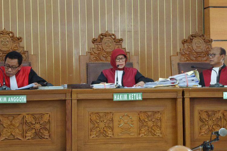 Majelis hakim PN Jakarta Selatan menggelar sidang putusan terhadap gugatan Dwi Aryani, penyandang disabilitas dari pesawat Etihad Airways, Senin (4/12/2017).