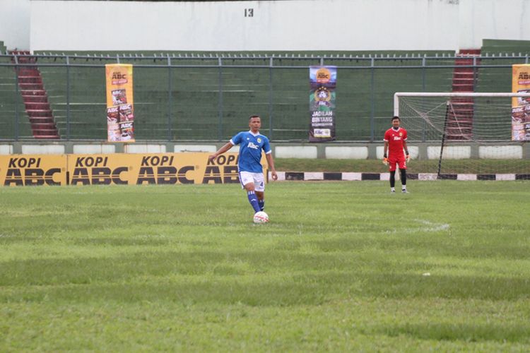 Mantan kapten Persib Bandung, Dadang Hidayat, saat tampil dalam laga persahabatan legenda Persib di Stadion Siliwangi, Kota Bandung, beberapa waktu lalu. 