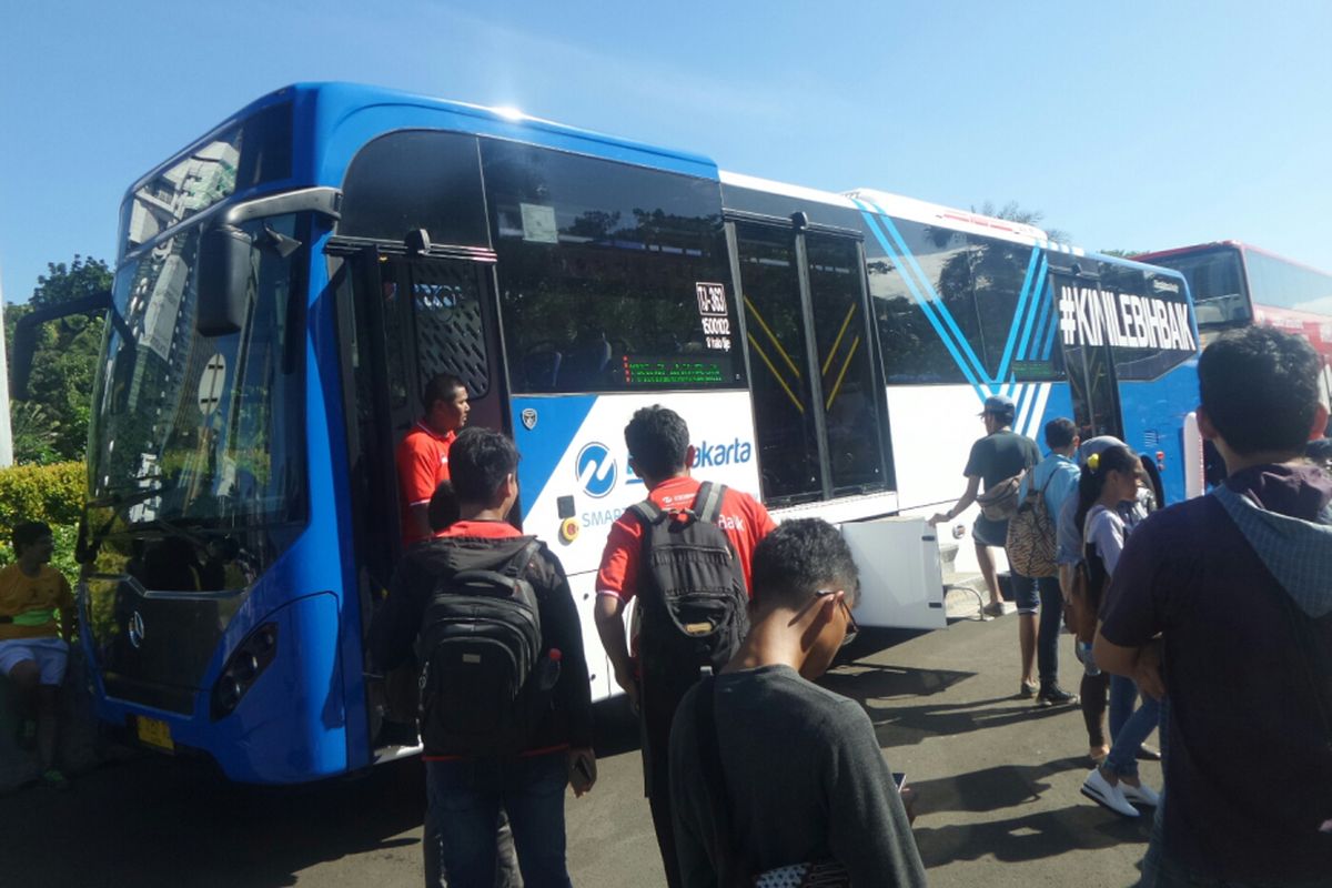 PT Transjakarta meluncurkan 100 bus Transjakarta maxi di Lapangan Silang Monas Barat Daya, Minggu (9/4/2017). 