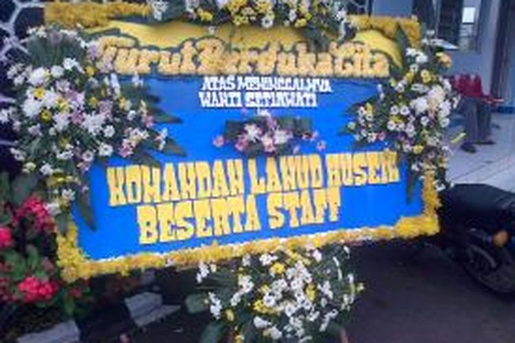 Karangan bunga berduka cita yang ditujukan pramugari senior, Wanti Setiawati di Bandara Husein Sastranegara Bandung, Senin (26/1/2015).