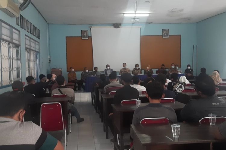 Puluhan warga desa Wadas mendatangi kantor Dindikbud Kabupaten Purworejo menuntut persoalan yang masuk ke ujian SMP diusut tuntas 