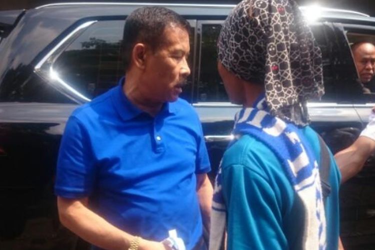 Manager Persib Bandung Umuh Muchtar saat menginterogasi para calo tiket di Graha Persib, Jalan Sulanjana, Sabtu (15/4/2017)