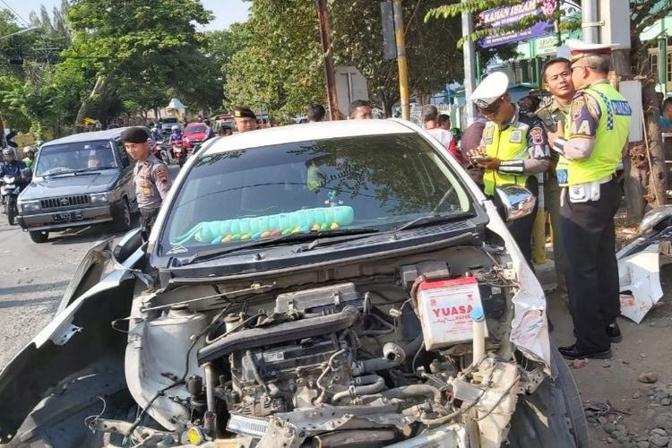 foto dok: warga.  Mobil jenis Agya yang tersambar KA. Joglosomokerto di perlintasan kereta di Kota Tegal mengalami rusak parah, Jumat (29/11/2019