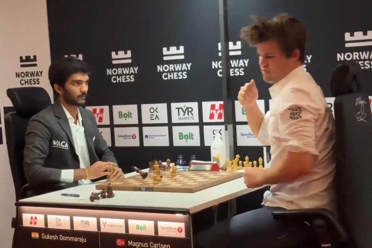 Magnus Carlsen menggebrak meja karena frustrasi setelah menderita kekalahan mengejutkan dari juara bertahan catur klasik dunia Gukesh Dommaraju di turnamen Catur Norwegia 2025 pada hari Minggu.