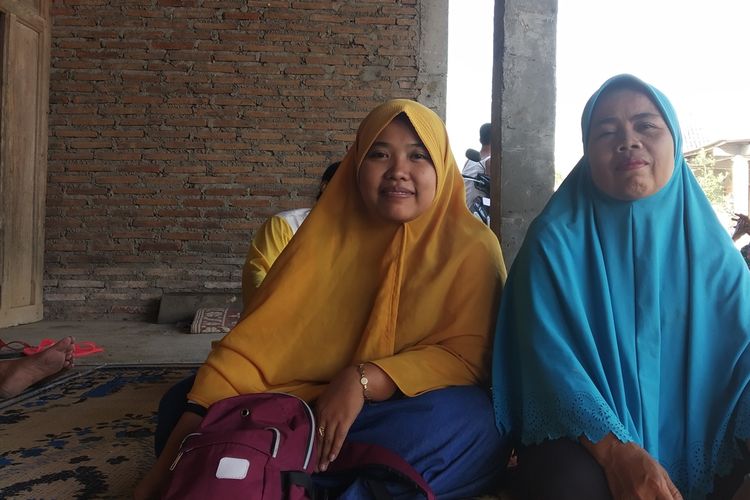 Suhartini dan anak pertamanya, Siti di rumahnya RT 013 Desa Jetak, Kelurahan Hadiluwih, Kecamatan Sumberlawang, Sragen, Jawa Tengah, Kamis (17/10/2019).
