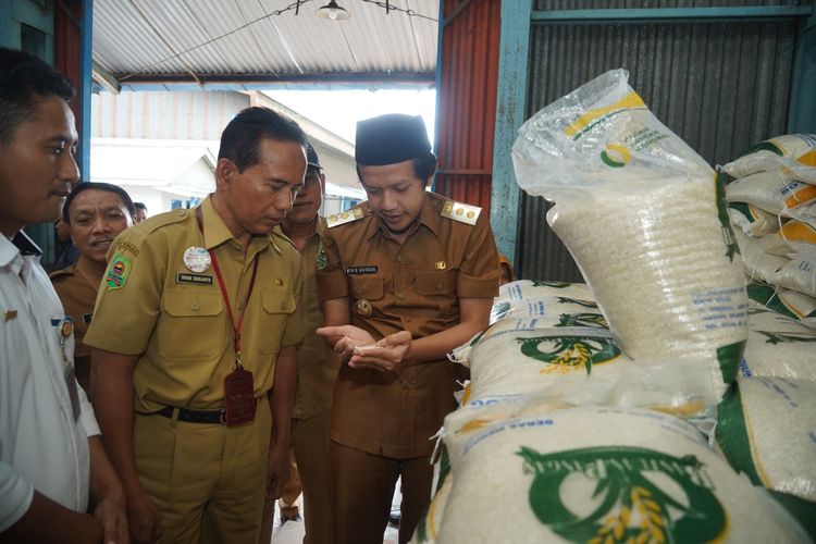 Wakil Bupati (Wabup) Trenggalek Syah Muhammad Natanegara saat meninjau ketersediaan stok beras di gudang Badan Urusan Logistik (Bulog) Kabupaten Trenggalek, Senin (10/04/2023).
