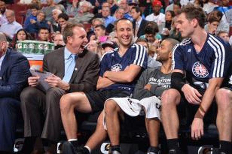 Para pemain San Antonio Spurs, Tiago Splitter (kanan), Tony parker (tengah), dan Manu Ginobili (dua dari kiri) tertawa di bench, saat timnya bertemu Philadelphia 76ers, di Wells Fargo Center, Senin (11/11/2013).