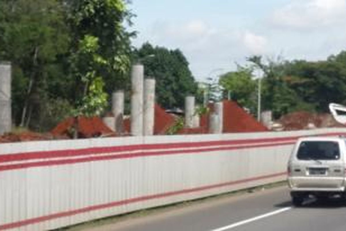 Progres pembangunan Light Rail Transit (LRT) atau kereta ringan Tahap 1 Cibubur-Cawang sudah sampai pada pemancangan pilar-pilar, Selasa (22/12/2015).