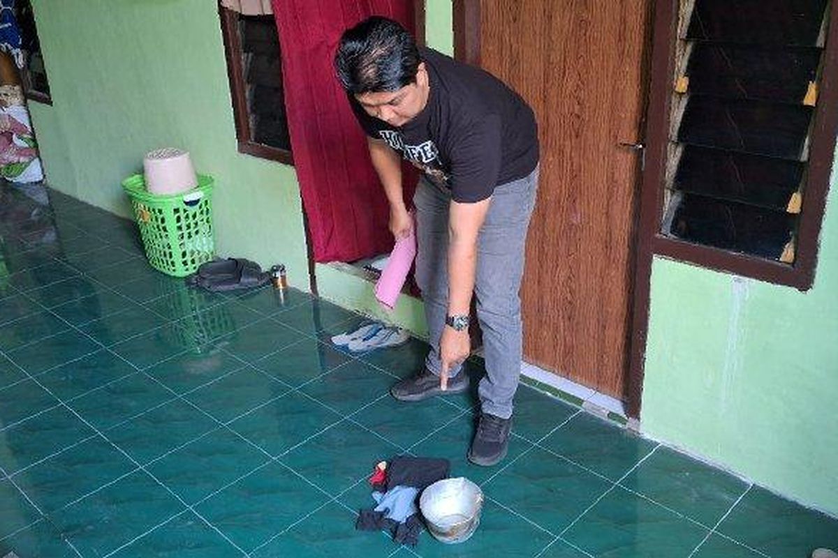 Polisi menunjukkan barang bukti di TKP penyiraman air keras di sebuah kos di Kabupaten Kediri,  Jawa Timur. Ibu dan bayi di Kabupaten Kediri,berinisial PK (24) dan PM (2) mengalami luka bakar usai disiram air keras oleh suaminya, NR (25), Kamis (11/7/2024).