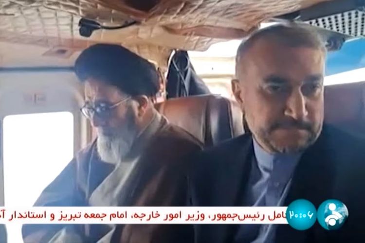 Presiden Iran Ebrahim Raisi (kiri) dan Menteri Luar Negeri iran Hossein Amir-Abdollahian (kanan) sebelum tewas dalam kecelakaan helikopter di hutan Dizmar antara Kota Varzaqan dan Jolfa di Provinsi Azerbaijan Timur, dekat perbatasan Iran dengan Azerbaijan, Minggu (19/5/2024).