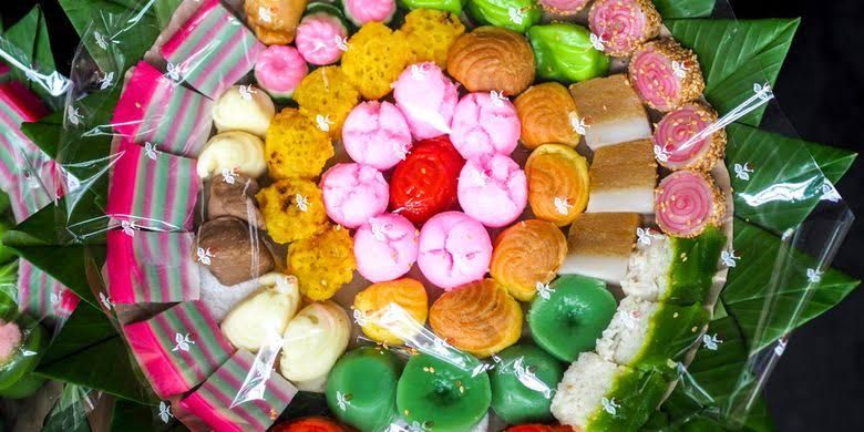 Kue basah klepon tradisional yang manis dan lembut, dihiasi kelapa parut untuk tampilan menggoda