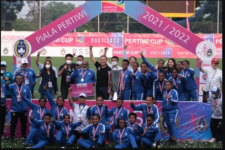 Tim Papua merayakan kesuksesannya meraih gelar juara sepak bola putri Piala Pertiwi 2021-22 di Lapangan Sabilulungan, Kabupaten Bandung, Jawa Barat, Senin (28/3/2022). Papua juara setelah menang 3-1 atas Bangka Belitung dalam laga final.