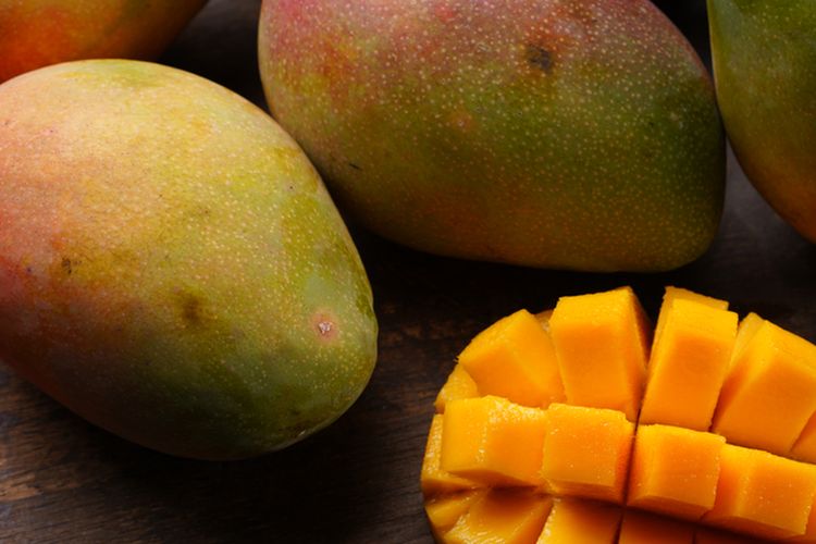 ilustrasi mangga irwin berwarna merah keunguan. 