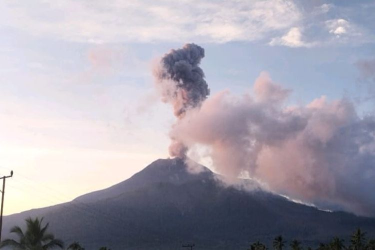 Gunung Lewotobi Meletus Lagi Jumat Pagi, Semburkan Abu Vulkanik 1,2 Km